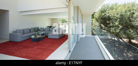 Moderne Wohnzimmer offen für Balkon Stockfoto