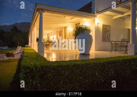 Luxus-Haus mit Veranda, die nachts beleuchtet