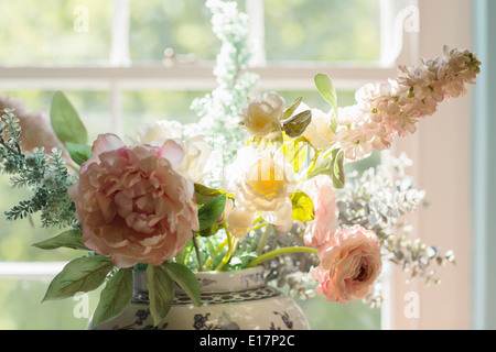 Schöner Blumenstrauß in sonnigen Fenster Stockfoto