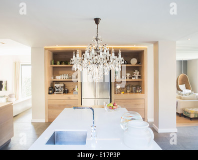 Kronleuchter hängen über Luxus-Küche-Insel Stockfoto