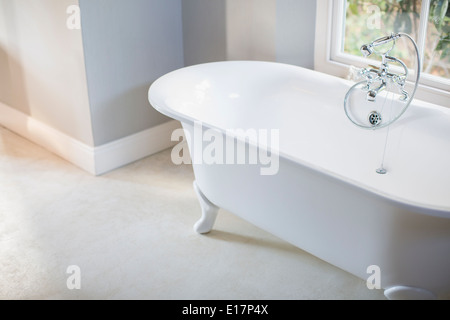 Klaue Fuß Badewanne in Luxus-Badezimmer Stockfoto