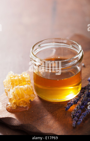 Waben und Honig im Glas auf hölzernen Hintergrund Stockfoto