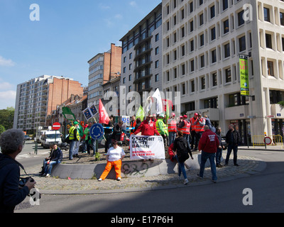 Kleiner Protest auf einen Kreisverkehr bei der Europäischen Kommission in Brüssel berufen wollte in niederländischer Sprache melden Stockfoto