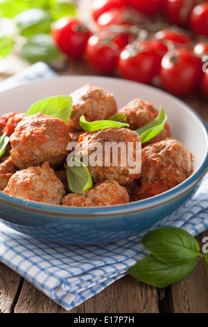 Hackfleischbällchen mit Tomatensauce in schwarze Pfanne Stockfoto