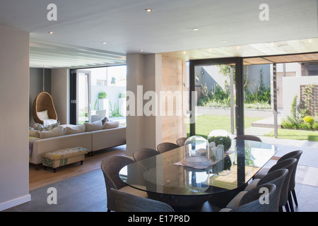 Luxus Esszimmer offen, sonnige Terrasse Stockfoto