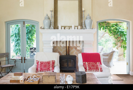 Luxus Wohnzimmer mit Holzofen Stockfoto