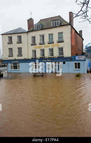 Hochwasser steigt noch einmal in Worcester Stadt den Fluss Severn platzt es den Banken wieder, ein Ereignis, das jährlich auftritt. Stockfoto