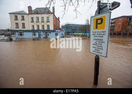 Hochwasser steigt noch einmal in Worcester Stadt den Fluss Severn platzt es den Banken wieder, ein Ereignis, das jährlich auftritt. Stockfoto