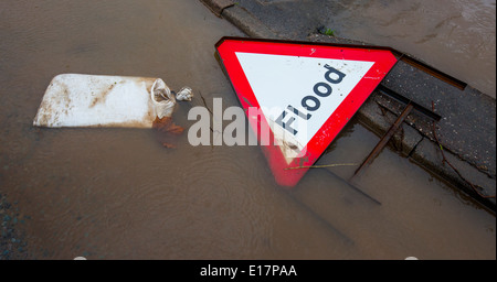 Hochwasser steigt noch einmal in Worcester Stadt den Fluss Severn platzt es den Banken wieder, ein Ereignis, das jährlich auftritt. Stockfoto