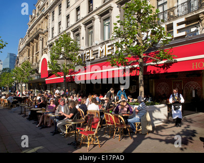 Menschen genießen die Nachmittagssonne vor dem berühmten Hotel Metropole in Brüssel, Belgien Stockfoto