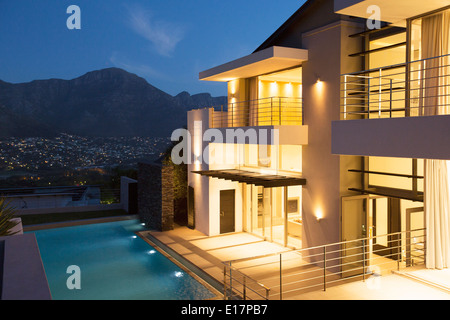 Modernes Haus mit Pool in der Nacht beleuchtet Stockfoto