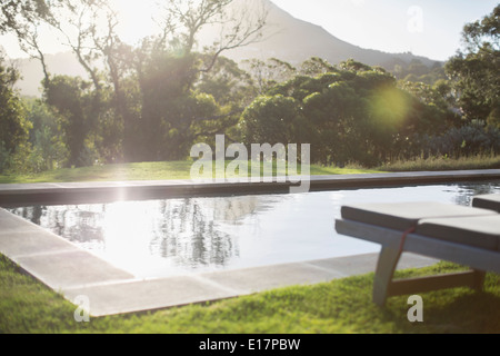 Sonniger Garten mit Sportbecken Stockfoto