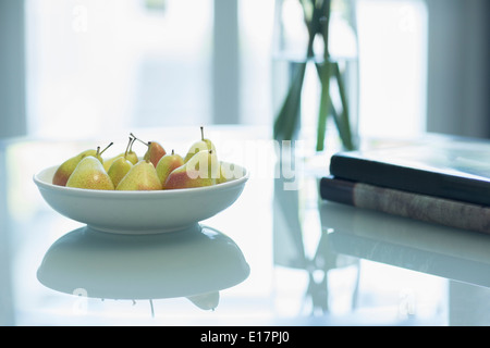 Birnen in Schüssel auf Tisch Stockfoto