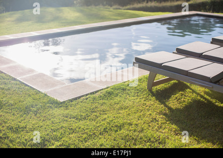 Sonniger Garten mit Swimming pool Stockfoto