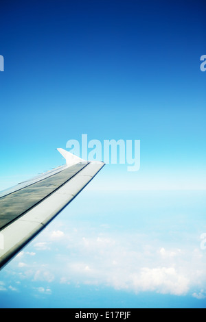 Wolken in einem blauen Himmel und die Tragfläche, Blick vom Flugzeug Stockfoto