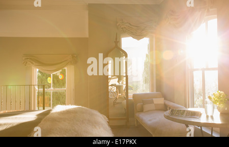 Sonne in Luxus Schlafzimmer Stockfoto