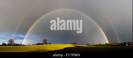 Ein atemberaubende doppelter Regenbogen wird in der niedrigen Abend Sonne sichtbar, wenn ein Sturm in der Ferne in der Nähe von Wychbold schwindet Stockfoto