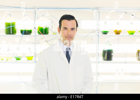 Porträt von zuversichtlich Wissenschaftler im Labor Stockfoto