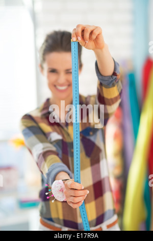 Closeup auf Schneiderin mit Maßband Stockfoto