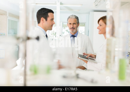 Wissenschaftler arbeiten im Labor Stockfoto