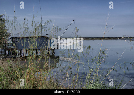 Angeln-Hütte auf der Pialassa della Baiona brackige Lagune in der Nähe von Marina Romea an Te adriatischen Küste in Ravenna (Italien) Stockfoto