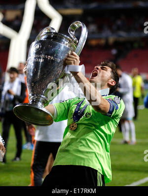 Torhüter Iker Casillas (Real Madrid CF #1) mit der Trophäe im Finale der Championsleague zwischen Real Madrid und Atletico Madrid, Estadio da Luz in Lissabon am 24. Mai., 2014. Stockfoto