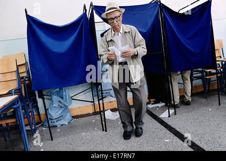 Thessaloniki, Griechenland. 25. Mai 2014. Griechen Stimmen für die Europawahl und den zweiten Wahlgang der Gemeinde Credit: Giannis Papanikos/NurPhoto/ZUMAPRESS.com/Alamy Live News Stockfoto