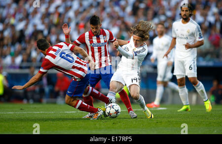 Luka Modric (Real Madrid CF #19) Bekämpfung gegen Koke (Atletico Madrid #6) und David Villa (Atletico Madrid #9) während des Finales der Championsleague zwischen Real Madrid und Atletico Madrid, Estadio da Luz in Lissabon am 24. Mai., 2014. Stockfoto