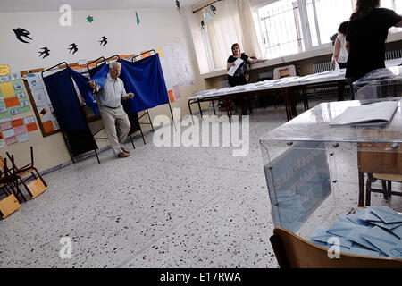 Thessaloniki, Griechenland. 25. Mai 2014. Griechen Stimmen für die Europawahl und den zweiten Wahlgang der Gemeinde Credit: Giannis Papanikos/NurPhoto/ZUMAPRESS.com/Alamy Live News Stockfoto