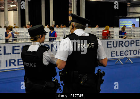 Belfast, Nordirland, 26. Mai 2014 - Auszählung der Stimmzettel der Europawahl beginnt in Belfast Credit: Stephen Barnes/Alamy Live News Stockfoto