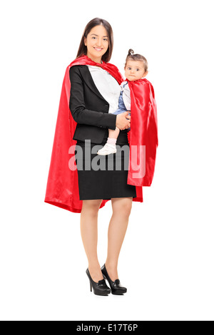 In voller Länge Portrait von Mutter und Tochter in Superhelden-Kostümen posieren Stockfoto