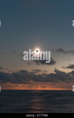 21. Juli 2009 totale Sonnenfinsternis in der Nähe von Dritten Kontakt da Schatten den Horizont verlässt und die Sonne kommt auf uns zu treffen Stockfoto