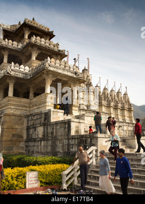 Indien, Rajasthan, Pali Bezirk, Rankpur Jain-Tempel, Besucher aus dem Westen in Eingangsstufen Stockfoto