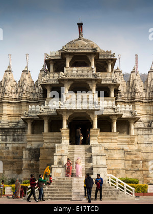 Indien, Rajasthan, Pali Bezirk, Rankpur Jain-Tempel, Besucher am Eingang Schritte Stockfoto