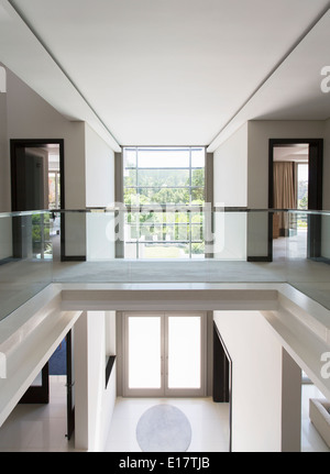 Moderner Balkon und offene Foyer im Luxus-Haus Stockfoto