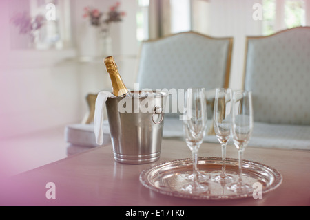 Champagner in Silber Eimer neben Sektgläser Stockfoto