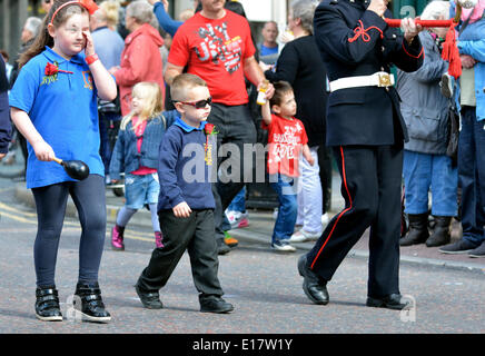 Manchester, UK teilnehmen 26. Mai 2014 Kinder in Manchester und Salford jährliche Prozession der Zeuge (der Whit Walk) aus Manchester Kathedrale, das Rathaus in Albert Square. Manchester und Salford Whit gehen Manchester, UK Credit: John Fryer/Alamy Live-Nachrichten Stockfoto