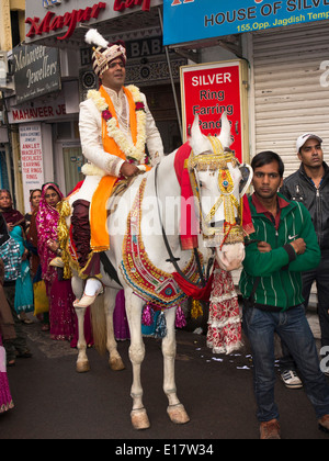 Indien, Rajasthan, Udaipur, Hochzeit Prozession, Bräutigam auf weißem Pferd saß marschierten durch die Stadt Stockfoto