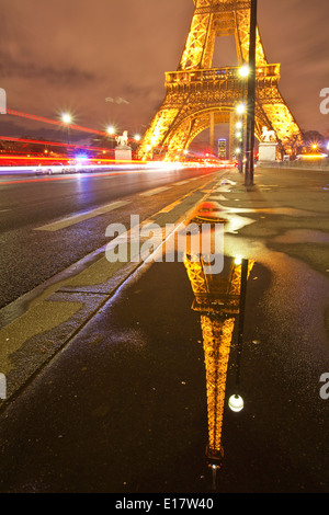 Der Eiffelturm ist nachts beleuchtet. Es wurde nach dem Ingenieur Gustave Eiffel, benannt, der eiserne Turm entworfen. Stockfoto