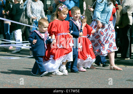 Manchester, UK teilnehmen 26. Mai 2014 Kinder in Manchester und Salford jährliche Prozession der Zeuge (der Whit Walk) aus Manchester Kathedrale, das Rathaus in Albert Square. Manchester und Salford Whit gehen Manchester, UK Credit: John Fryer/Alamy Live-Nachrichten Stockfoto