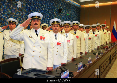 Shanghai, China. 26. Mai 2014. Marineoffiziere aus Russland Salut bei der Abschlussfeier der China-Russland gemeinsame Marine Drill in Shanghai, Ost-China, 26. Mai 2014. Die Direktoren der beiden Seiten verkündete das Ende des Bohrers hier am Montag. Bildnachweis: Zha Chunming/Xinhua/Alamy Live-Nachrichten Stockfoto