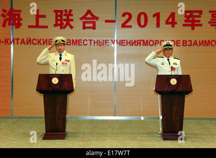 Shanghai, China. 26. Mai 2014. Tian Zhong (R), stellvertretender Kommandeur der chinesischen Marine und der chinesische Regisseur von der "Joint Sea-2014" und Fedotenkov, stellvertretender Kommandeur der russischen Marine und russischen Regisseur des Bohrers, Salut bei der Abschlussfeier des China-Russland gemeinsame Marine Bohrers in Shanghai, Ost-China, 26. Mai 2014. Die Direktoren der beiden Seiten verkündete das Ende des Bohrers hier am Montag. Bildnachweis: Zha Chunming/Xinhua/Alamy Live-Nachrichten Stockfoto