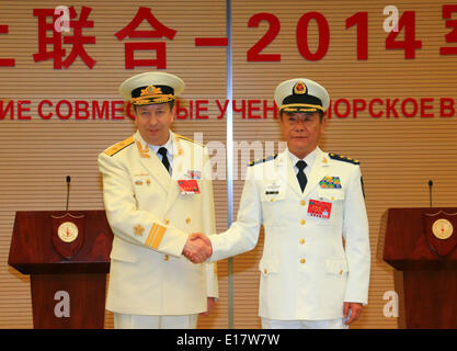 Shanghai, China. 26. Mai 2014. Tian Zhong (R), stellvertretender Kommandeur der chinesischen Marine und der chinesische Regisseur des "Joint Sea-2014", schüttelt Hände mit Fedotenkov, stellvertretender Kommandeur der russischen Marine und russischen Regisseur des Bohrers, bei der Abschlussfeier der China-Russland gemeinsame Marine Drill in Shanghai, Ost-China, 26. Mai 2014. Die Direktoren der beiden Seiten verkündete das Ende des Bohrers hier am Montag. Bildnachweis: Zha Chunming/Xinhua/Alamy Live-Nachrichten Stockfoto