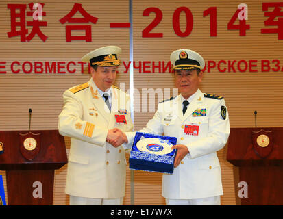 Shanghai, China. 26. Mai 2014. Direktoren des "Joint Sea-2014" Bohren Sie von China und Russland Austausch, die Geschenke bei der Abschlussfeier des China-Russland Gelenks Marine in Shanghai, Ost-China, 26. Mai 2014 bohren. Die Direktoren der beiden Seiten verkündete das Ende des Bohrers hier am Montag. Bildnachweis: Zha Chunming/Xinhua/Alamy Live-Nachrichten Stockfoto