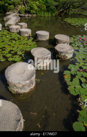 Trittsteine nennt man Tobi-Ishi in Japanisch, wörtlich skipping Stones oder fliegenden Steinen. Stockfoto