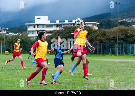 Junior Football Spieler Position den Ball, Cape Town, Südafrika Stockfoto