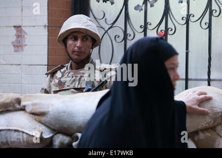 Kairo, Ägypten. 26. Mai 2014. Ein ägyptischer Soldat steht Wache vor einem Wahllokal in Kairo, Ägypten, 26. Mai 2014. Ägyptischen Wähler werfen ihre Stimmzettel am Montag und Dienstag landesweit bei den ersten Präsidentschaftswahlen nach dem Sturz des ehemaligen islamistischen Präsidenten Mohamed Morsi. Bildnachweis: Cui Xinyu/Xinhua/Alamy Live-Nachrichten Stockfoto