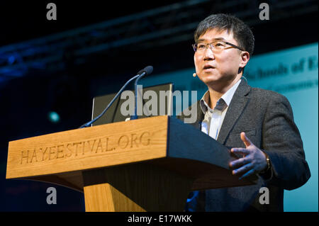 Heu auf Wye Wales UK Montag 26 Mai 2014 Ha-Joon Chang Koreanisch Ökonom spricht am Tag 5 der Hay Festival 2014 Hay on Wye Powys Wales UK Credit: Jeff Morgan/Alamy Live News Stockfoto