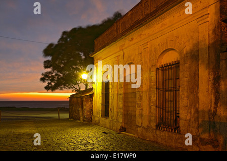 Street Scene bei Sonnenuntergang, Colonia del Sacramento (UNESCO-Weltkulturerbe), Uruguay Stockfoto