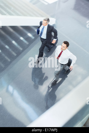 Geschäftsleute mit Koffern läuft in lobby Stockfoto